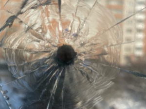 Неизвестный расстрелял окно квартиры в Смоленске
