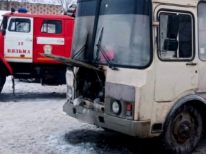 Под Смоленском рейсовый автобус воспламенился во время движения