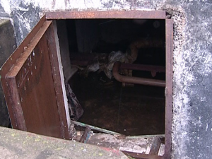 В Смоленске бездомные устроили драку на ножах за место в подвале