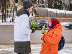 Смоленские активисты подарили девушкам цветы