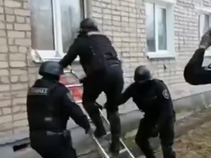 Видео: Под Смоленском спецназ ликвидировал наркопритон