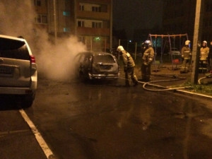 В Новосельцах на стоянке вспыхнули автомобили (фото, видео)
