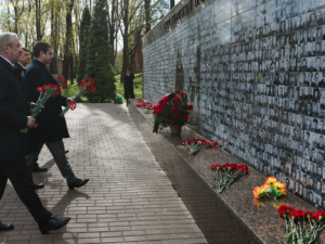 Губернатор Смоленской области возложил цветы к Вечному огню (фото)