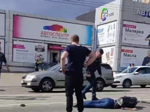 В Смоленске на видео попал момент столкновения мотоциклиста и легковушки