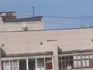 Дети устроили смертельно опасные игры на крыше смоленской многоэтажки