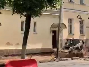 Видео: В Смоленске начался ремонт общественного туалета