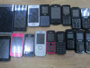 В смоленскую колонию пытались перебросить 17 мобильных телефонов