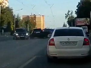 Момент столкновения двух автомобилей на Покровке попал на видео