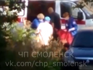 Видео: В Смоленске рабочий упал с крыши дома на бетон