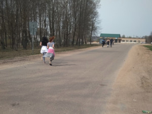 Ученики школы вынуждены заниматься спортом на проезжей части (фото)