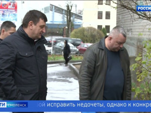 Видео: Двор многоквартирного дома в Смоленске после благоустройства оставили в лужах и без света