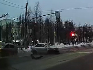 На проспекте Гагарина произошло жёсткое ДТП. Момент столкновения попал на камеры