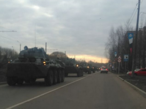 По Смоленску проехала колонна военной техники
