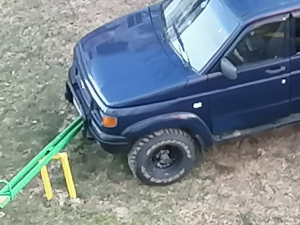 В Смоленской области автомобилист припарковал своего железного коня на качелях