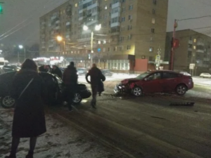 В центре Смоленска произошла жёсткая авария, в результате которой пострадали люди (видео)