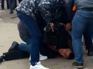 В Смоленске посреди улицы мужчину затолкали в машину (видео)