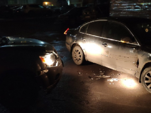 В областном центре Mitsubishi намеренно таранил припаркованный Volkswagen