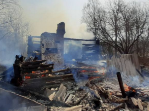 В Краснинском районе в результате пожара многодетная семья лишилась крыши над головой (фото)