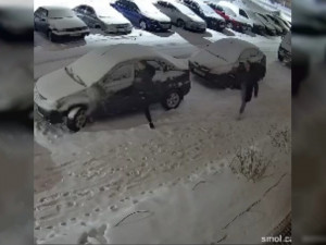 В Смоленске двое вандалов испортили припаркованные машины