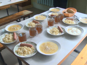 В столовых 27 смоленских школ самостоятельно готовят горячие обеды (видео)