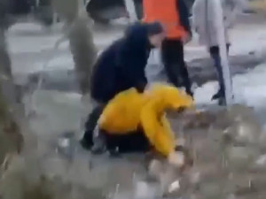 Видео: Под Смоленском подростки избили свою сверстницу