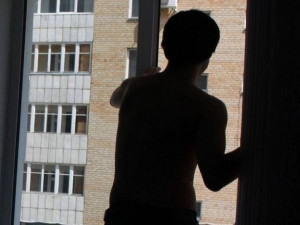В Смоленске 13-летний подросток выпал из окна