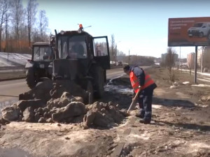 В Смоленске коммунальные службы переоборудуют технику к весенним работам (видео)