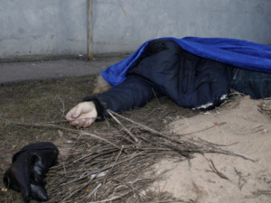 В Смоленске на козырьке подъезда нашли труп мужчины