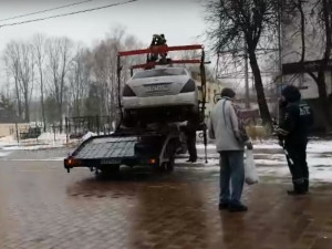 В центре Смоленска убирают неправильно припаркованные автомобили