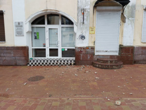 В центре Смоленска падает штукатурка с фасада старого дома (фото)