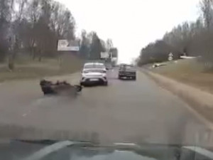 На видео попал момент страшной аварии с участием мотоциклиста