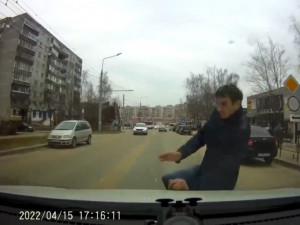 "Суицидник" кинулся под колеса автомобиля смолянина (видео)