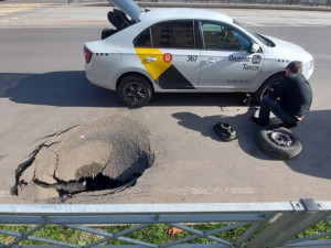 На свежеотремонтированной улице Николаева образовался провал в асфальте (фото)