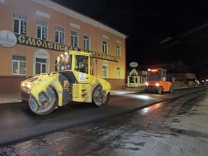 Смоленские улицы продолжают ремонтировать в ночное время