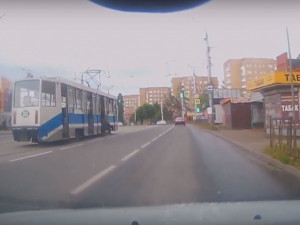 Видео: Водитель иномарки едва не сбил пассажира трамвая в районе "Макси"