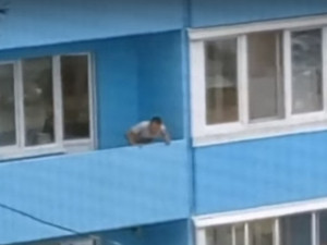 На Королёвке правоохранители снимали с балкона неадекватного мужчину (видео)