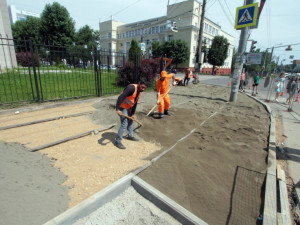 В Смоленске на улице Кирова продолжают благоустраивать тротуар