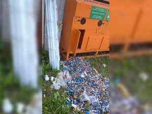 Видео: Неустановленные вандалы сломали контейнер для использованных батареек