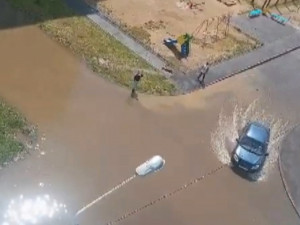 "Смоленская Венеция". Жители улицы Авиаторов жалуются на бесконечный потоп во дворах своих домов