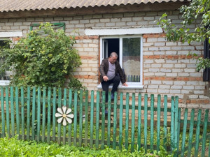 Семья из Смоленской области попадает в свое жилье через окно (фото)