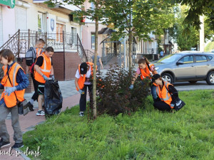 В областном центре школьные бригады продолжают убирать городские улицы