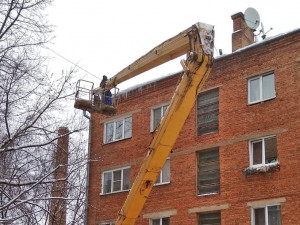 В Смоленске ликвидируют сосульки с крыш (видео)