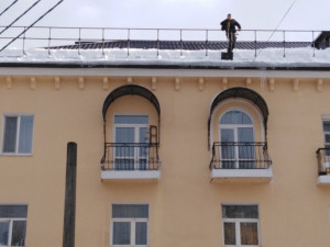 Видео: В Смоленске коммунальщики продолжают сбрасывать снег с крыш, не думая о окружающих