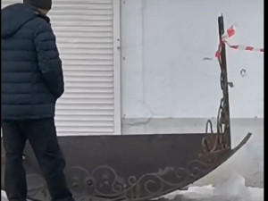 Видео: В Смоленской области глыба льда «разбомбила» магазин