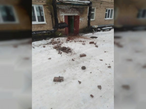 В Смоленской области кирпичная труба жилого дома упала на землю