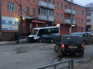 В Смоленске возле школы произошла жёсткая авария с автобусом