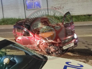 На Витебском шоссе ночью легковушка протаранила в железный забор (видео)