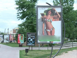 Некоторые смоляне недовольны рекламой купальников на городских улицах