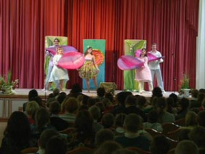 Смоленским ребятам показали музыкальный спектакль «Дюймовочка»