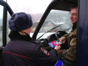 Смоленских водителей автоинспекторы поздравили с Днем защитника Отечества